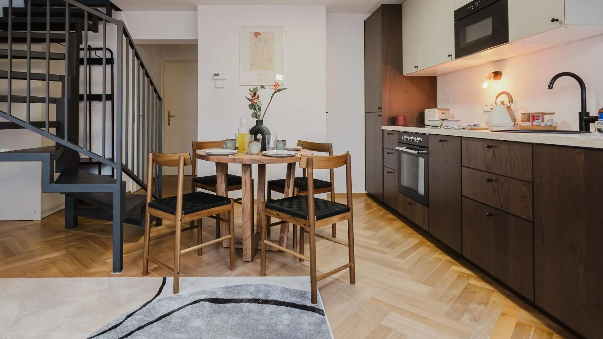 Prague Days - Attic Maisonette - Workspace - Netflix - Vinohrady Apartment