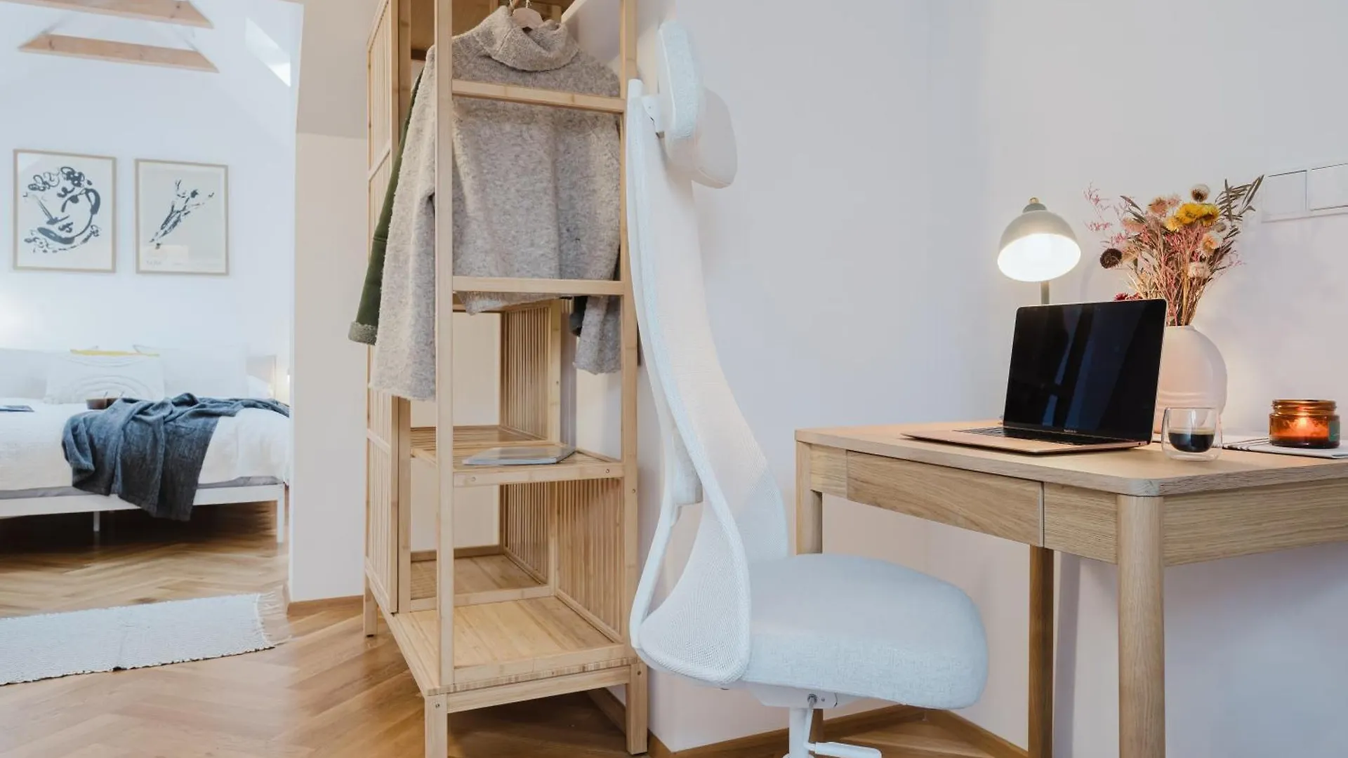 Prague Days - Attic Maisonette - Workspace - Netflix - Vinohrady チェコ